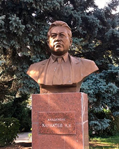 Каракеевдин Бишкектеги Илимдер Академиясынын алдындагы эстелиги