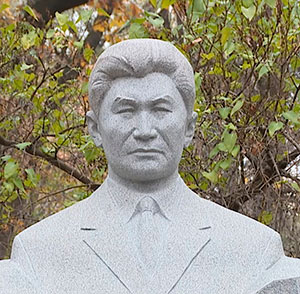 Казы Дикамбаевдин Бишкек шаарындагы эмен паркынын ишмерлер аллеясындагы бюсту