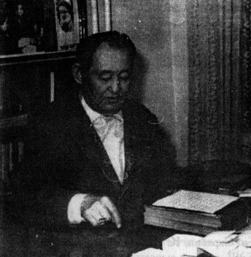 К. Карасаев өмүр баянын жазып жаткан кез. 1985-ж.