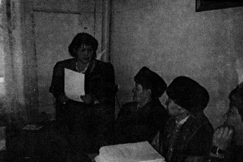 К. Карасаев өзүнүн документтерин Ысык-Көл областтык башкармасына тапшырууда. 1996-ж.