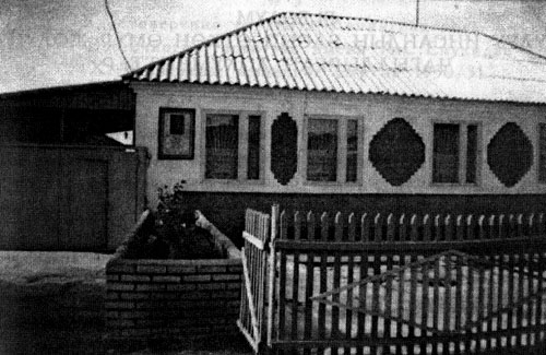 Карасаевдин Каракол шаарындагы Элебаев көчөсүндөгү жашаган үйү. 2001-ж.