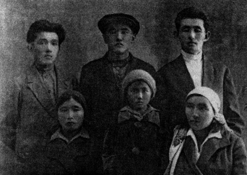 Карасаевдин карындашы Керимкан, жолдошу жана балдары менен. 1927-ж.