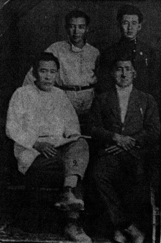 Сыдык Карачев, Мукамбаев Ыскак, Кусеин Карасаев, Айткулуу Убукеев. 1928-ж.